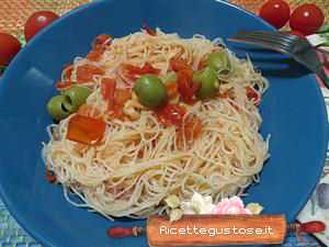 Spaghetti di riso veloci salmone e ciliegino